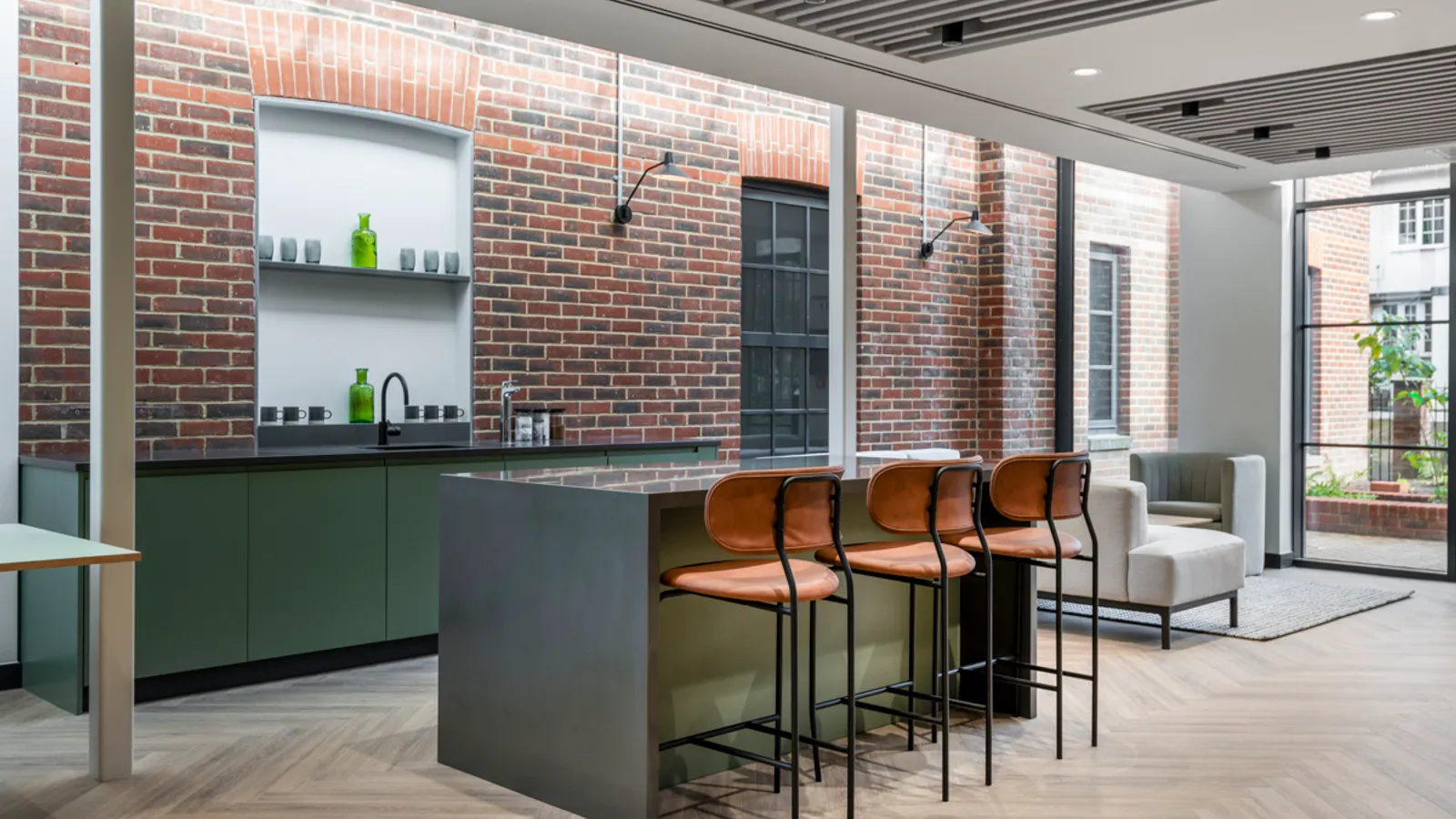 Area Bottleworks Office Cuarator SMALL 13