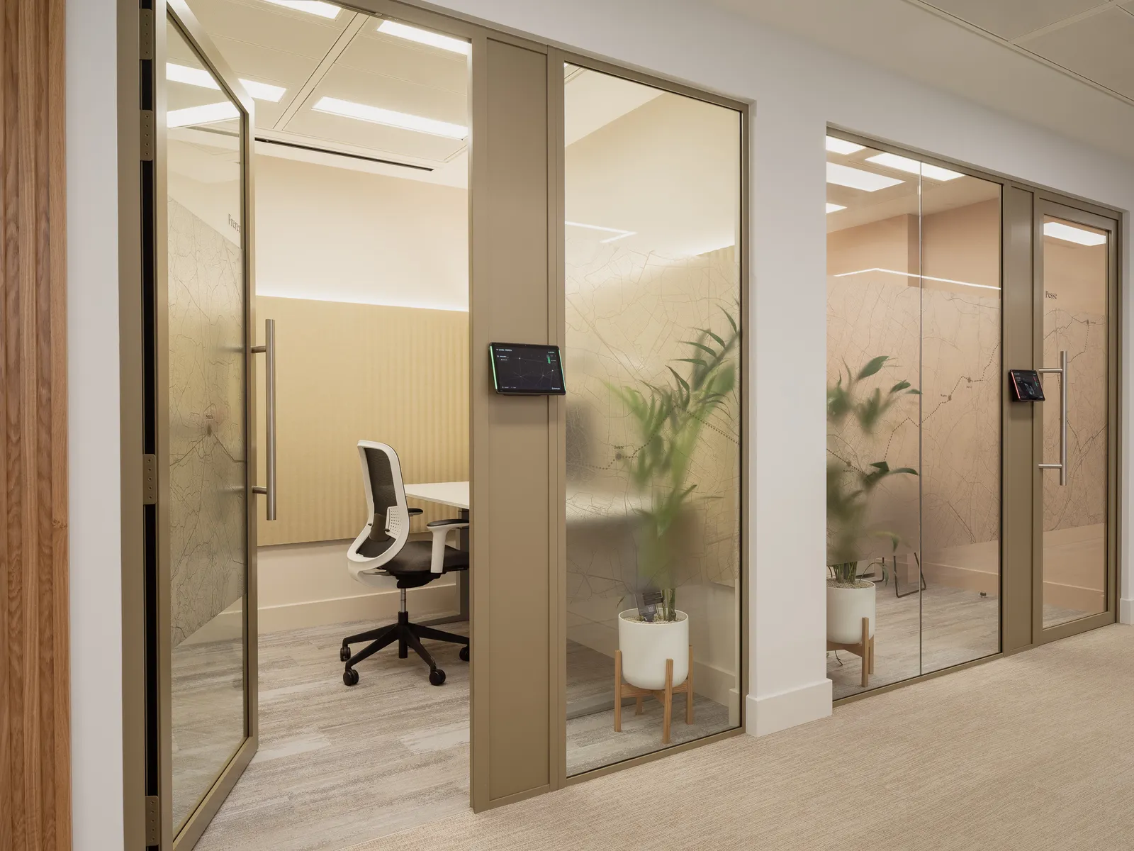 Knightsbridge Gate 13